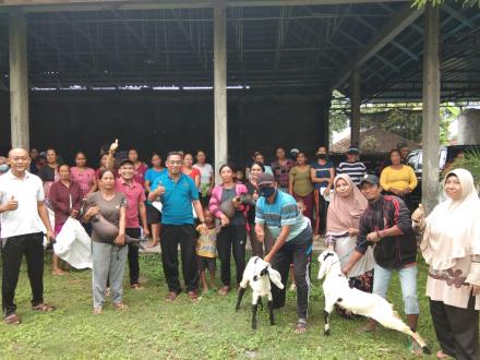 Penyerahan Bantuan Bibit Babi dan Kambing Menuju Ketahanan Pangan Tingkat Desa